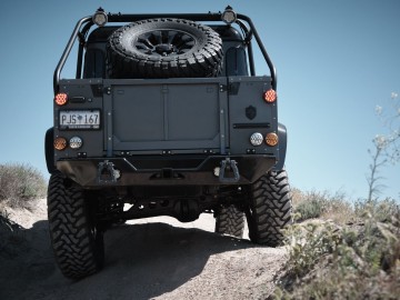Land Rover Defender &ndash; W stylu Bonda
